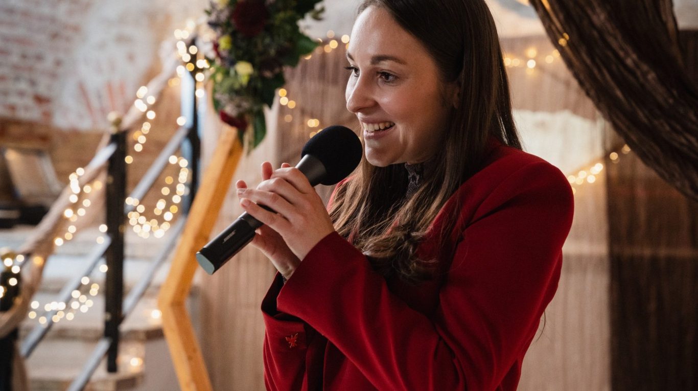 Traurednerin Maria Allegretti bei einer freien Trauung in Italien