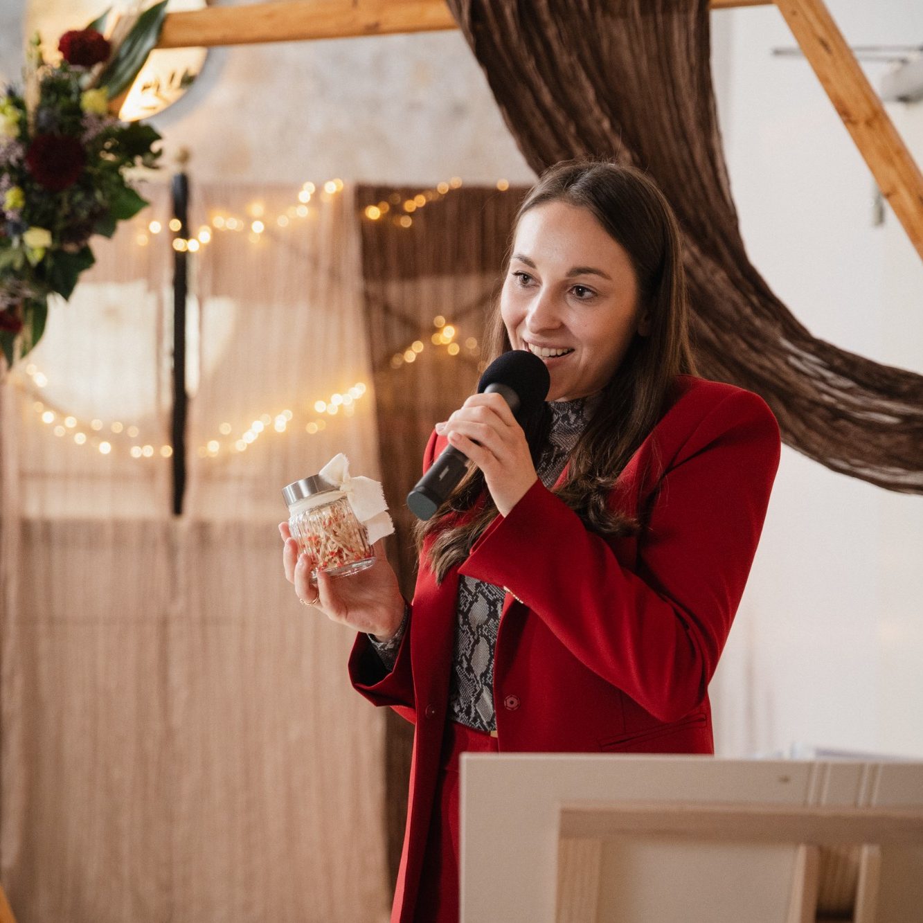 Traurednerin Maria Allegretti hält eine emotionale Traurede bei einer freien Trauung